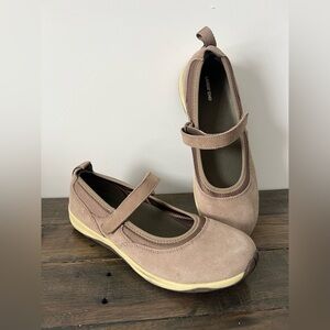 Lands' End women's tan suede Mary Jane flats with a hook-and-loop strap size 9